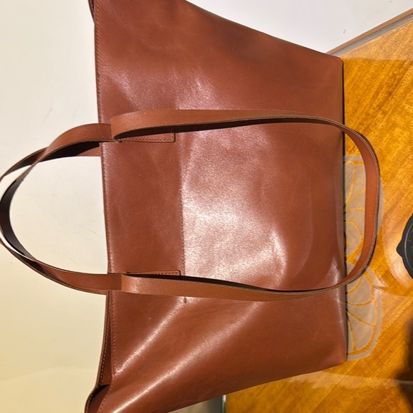 Elegant Brown Leather Tote Bag
Madewell essential tote - Picture 2 of 4